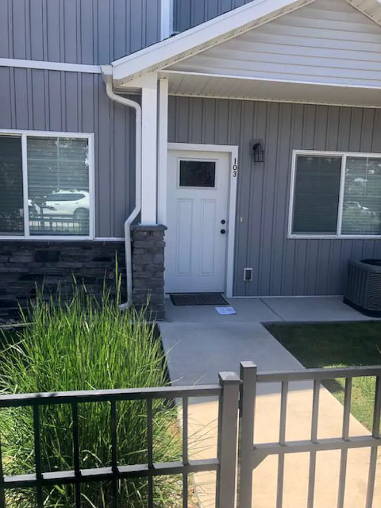 3 bed, 2.5 bath, 1610 sqft, $500 — Photo 1