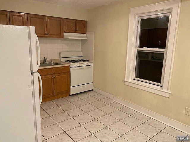 1st image of 325 Park Ave
