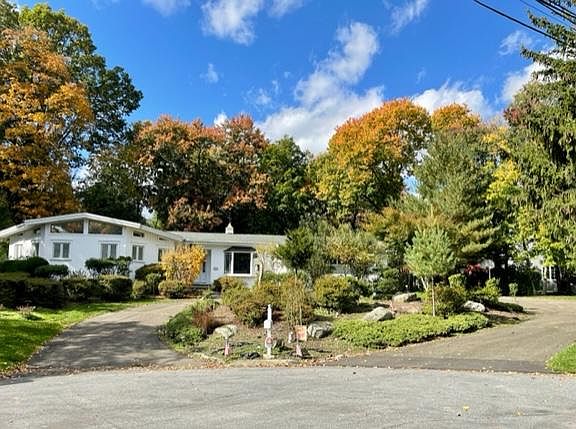 2nd image of 121 Beechwood Ln