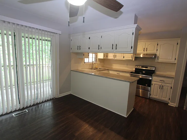 220 NW Highland Ln — Photo 4