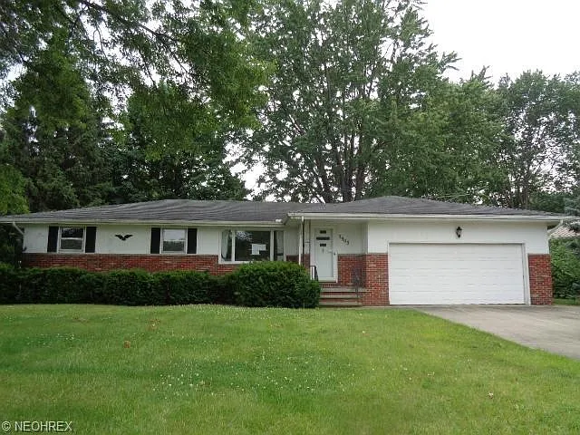 3903 Woodstock Dr photo 1