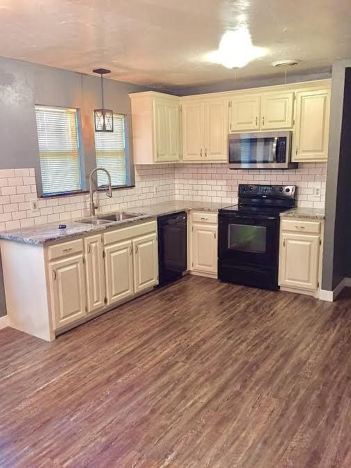 1st image of 7001 Manor Cir