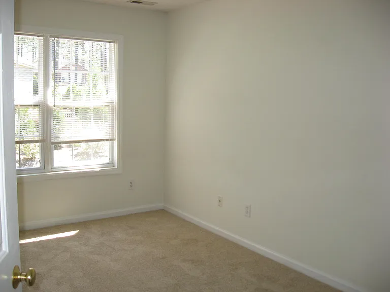 140 Lake View Dr E — Photo 7