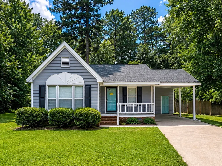 724 Salisbury Dr — Photo 1