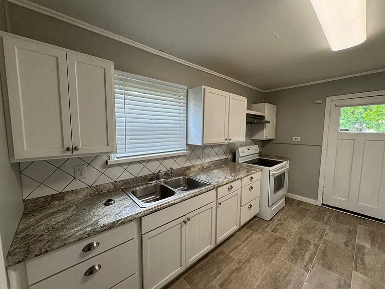 2600 McKenzie Ave — Photo 6