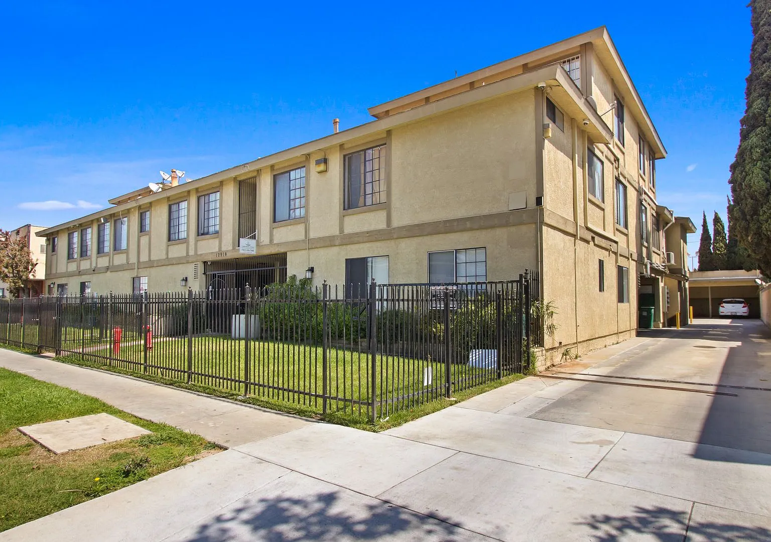 12914 Doty Ave — Photo 1