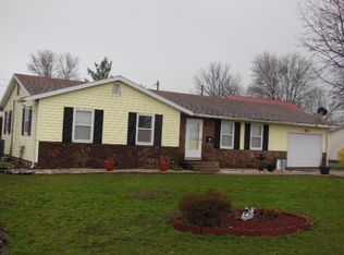 612 Field Ave, Flora, IL 62839