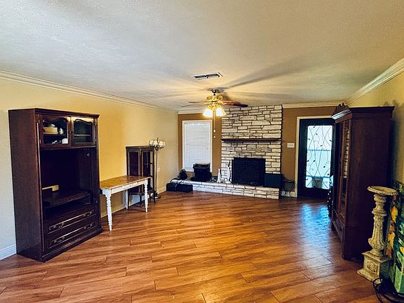 3rd image of 106 Westwood Ln W