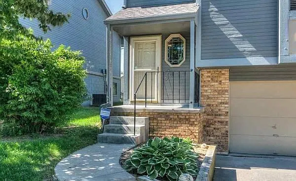 3403 Comstock Ave — Photo 2