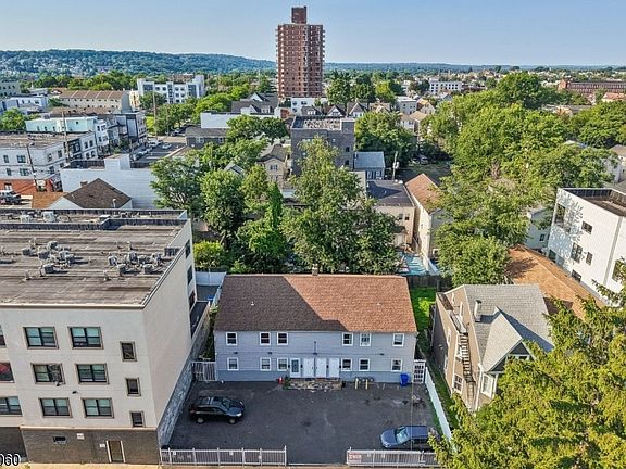 4th image of 165 Godwin Ave