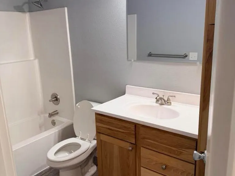 618 N Hall St #B — Photo 8
