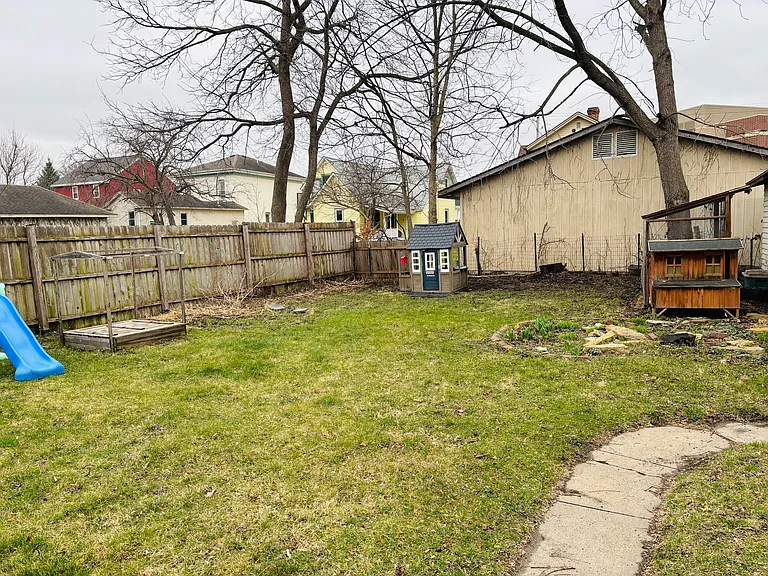 405 Washington St — Photo 4