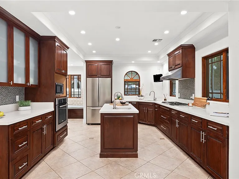 15014 Valleyheart Dr — Photo 9