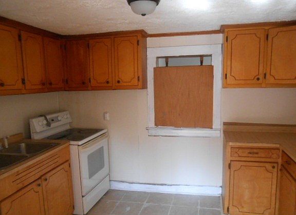 4th image of 852 Lee St