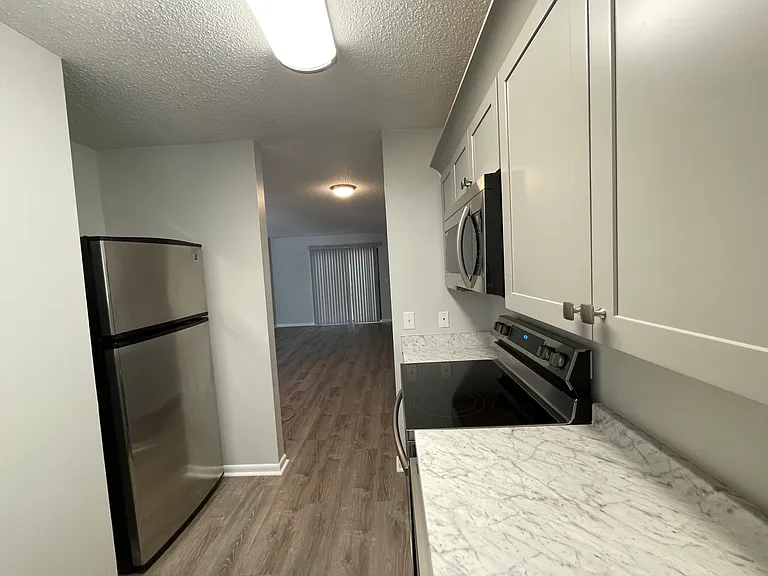 719 Green St #301 — Photo 4