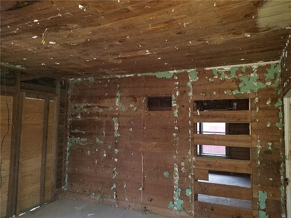 4th image of 614 W Yoakum Ave