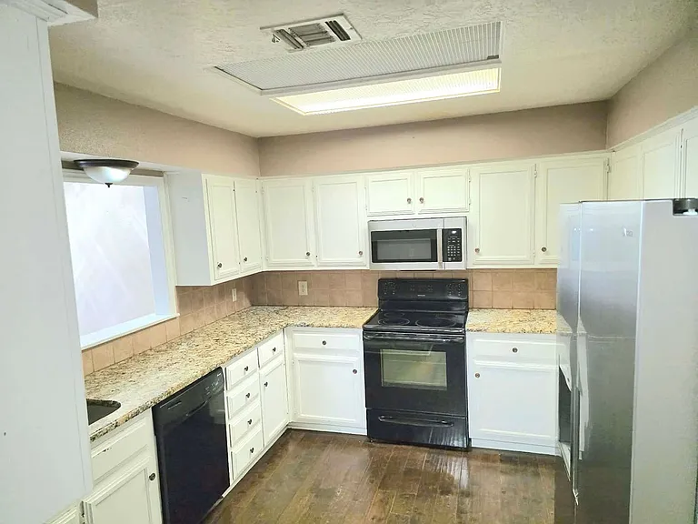 2912 Stewart Dr — Photo 7