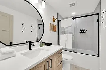 Downstairs hallway full bathroom with tub.