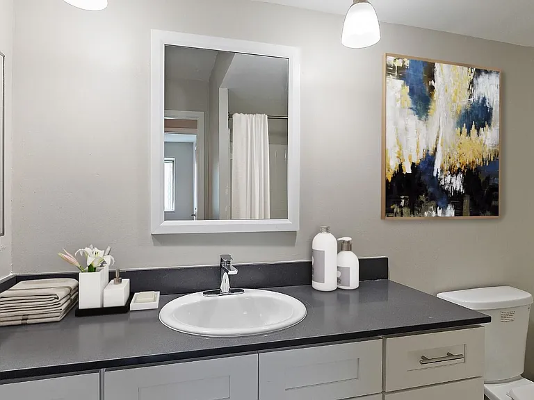 Hines Park Place Apartments — Photo 24