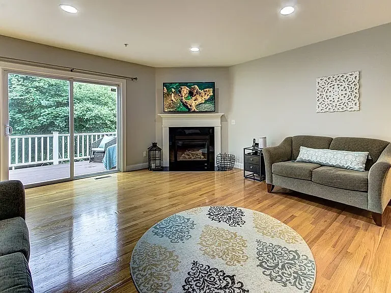 23 Holbrook Ln — Photo 5