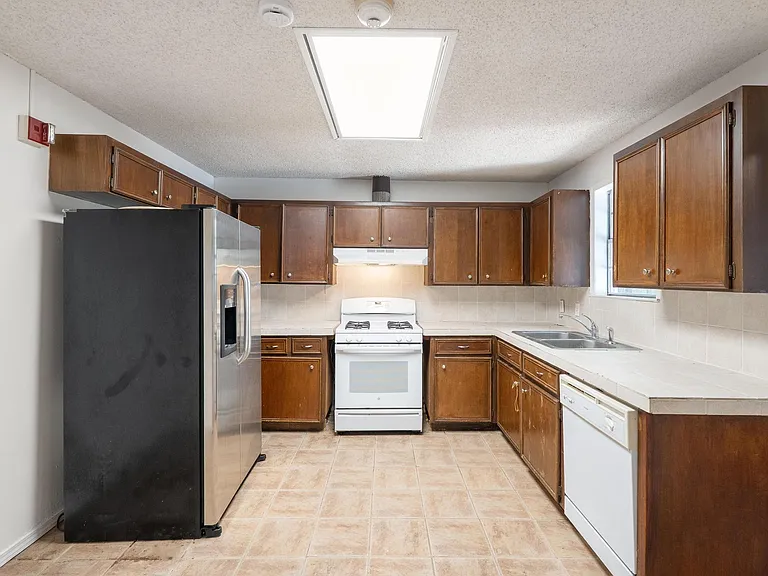 4616 E Cesar Chavez St — Photo 15