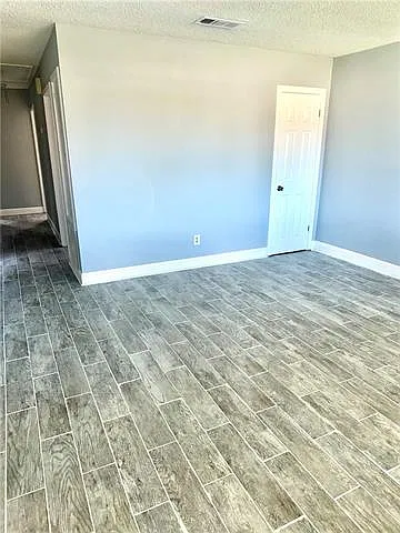 3 bed, 2.0 bath, 1400 sqft, $2,000 — Photo 2