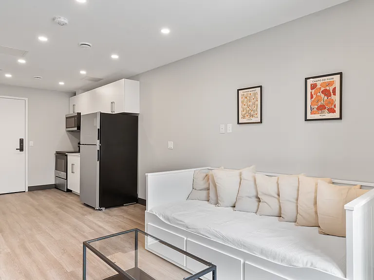 699 Niagara St — Photo 10