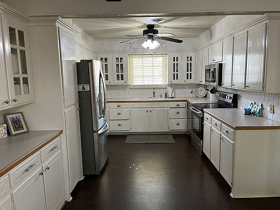 4th image of 806 W 6th St