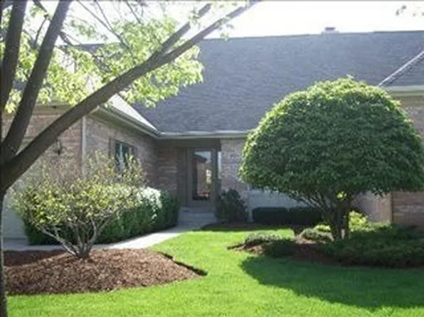 995 Plantain Ct, Crystal Lake, IL 60014