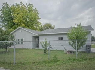 1002 11th St N, Moorhead, MN 56560