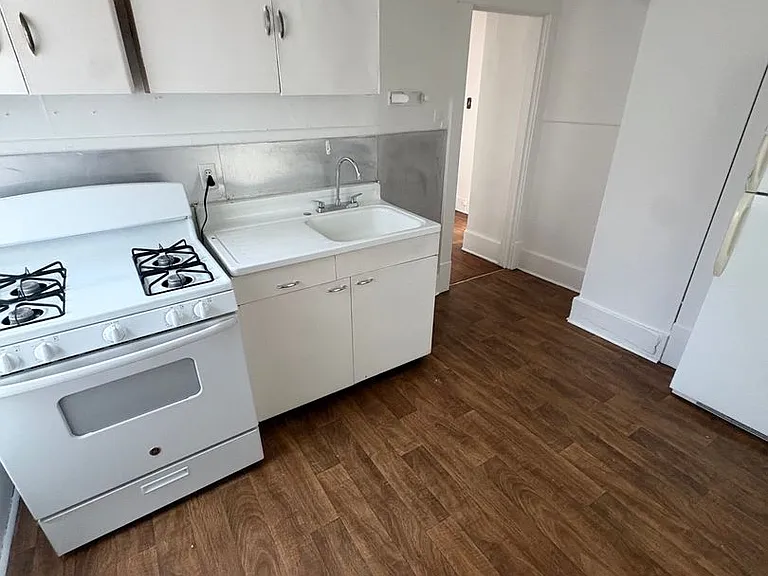 1441 W Wood St — Photo 4