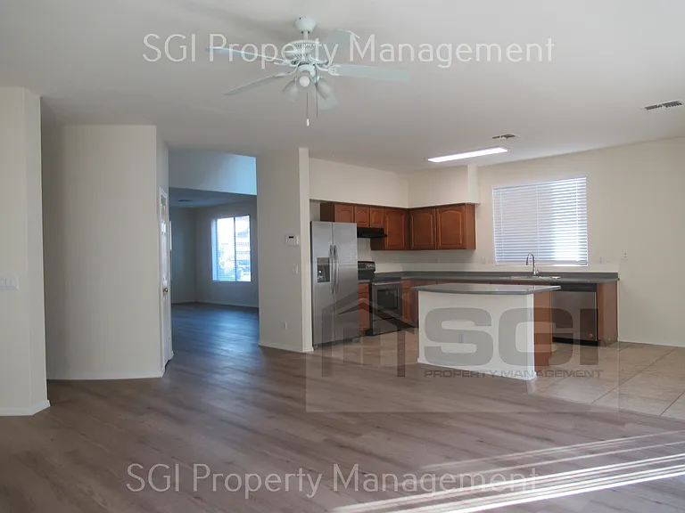 3123 W Pleasant Ln — Photo 8