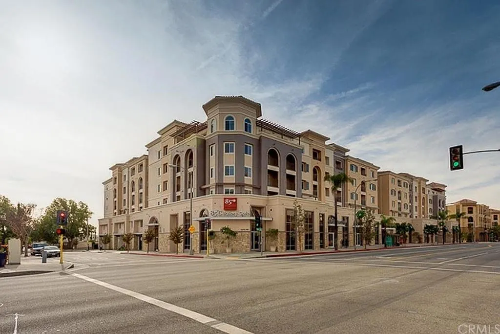 1 bed, 1.5 bath, 817 sqft, $2,700 — Photo 4