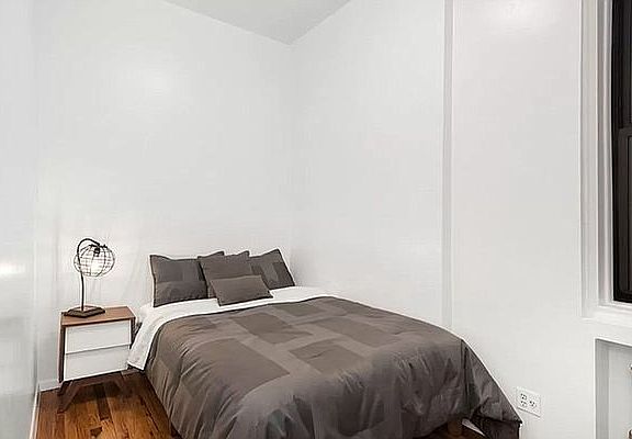 4th image of 90 Bank St #4D