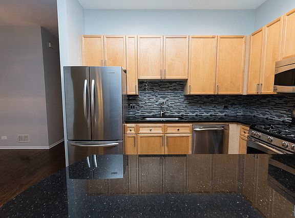 4th image of 1659 N Oakley Ave APT 2