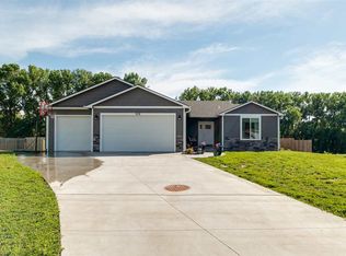 908 Bramblewood Ln, Manhattan, KS 66503