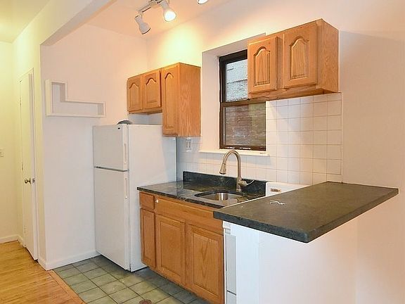 5th image of 122 Allen St APT 4A