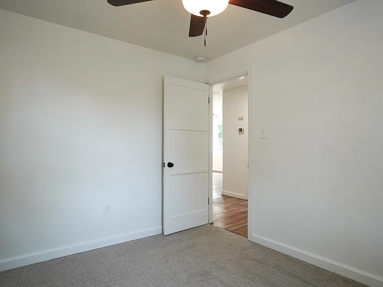 4213 W Clark St — Photo 15