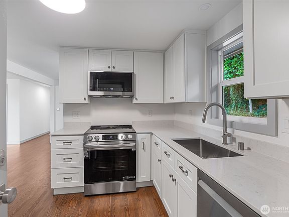 5th image of 4602 SW Cloverdale Street