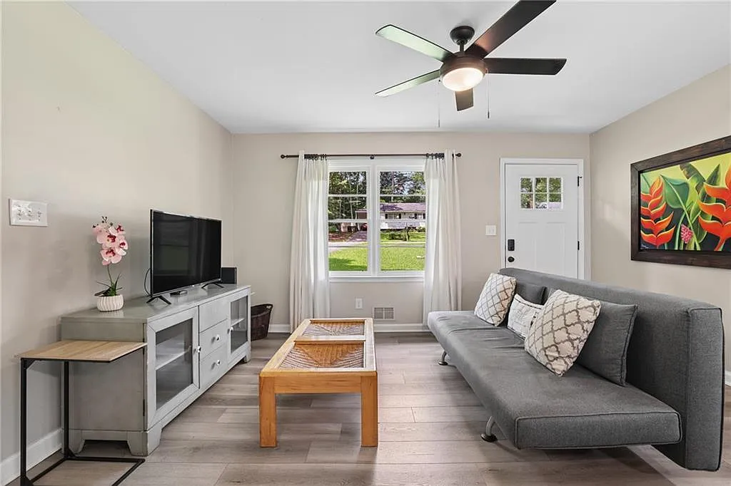 3 bed, 2.0 bath, 1016 sqft, $2,400 — Photo 4