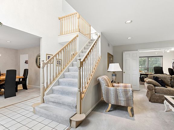 4th image of 75 Madeline Cir