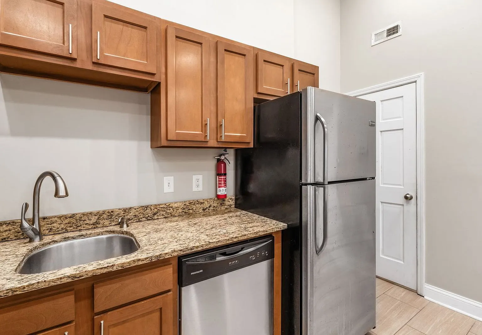 2 bed, 1.0 bath, 700 sqft, $1,299 — Photo 3