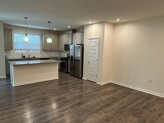 4th image of 1128 Grenshaw Dr
