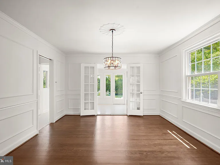 7109 Radnor Rd — Photo 9