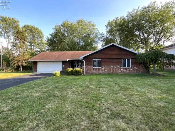 1725 Bark Lane Dr, Fremont, OH 43420