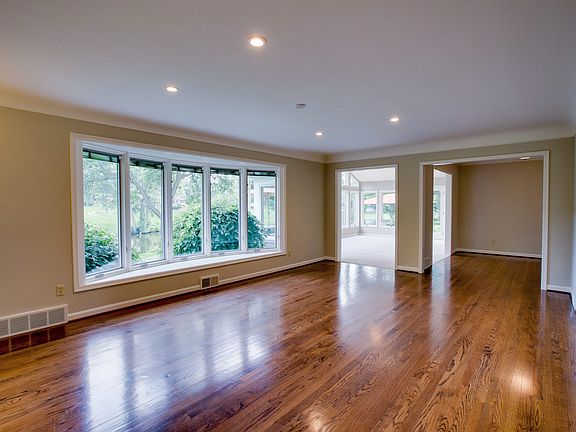 3rd image of 726 Parkman Dr