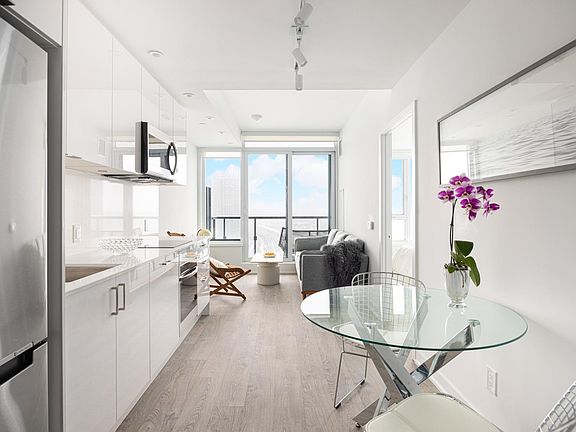 2nd image of 1926 Lakeshore Blvd #2615