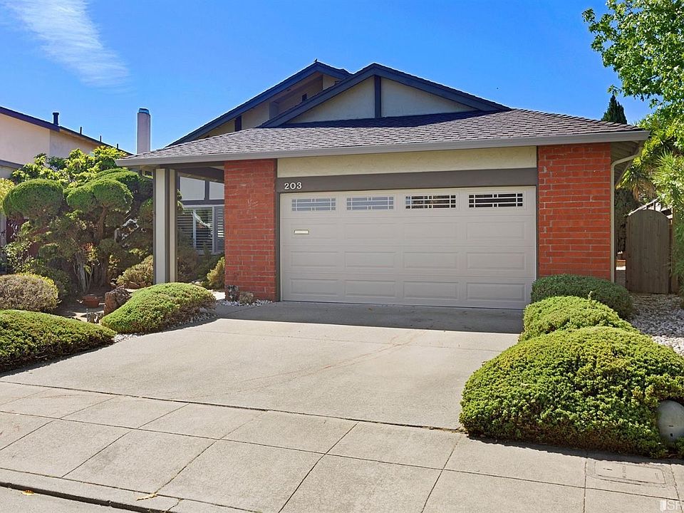 1st image of 203 Pelican Ct