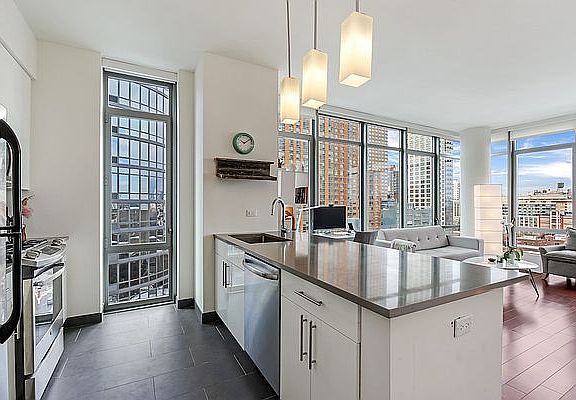 3rd image of 81 Fleet Pl APT 10A