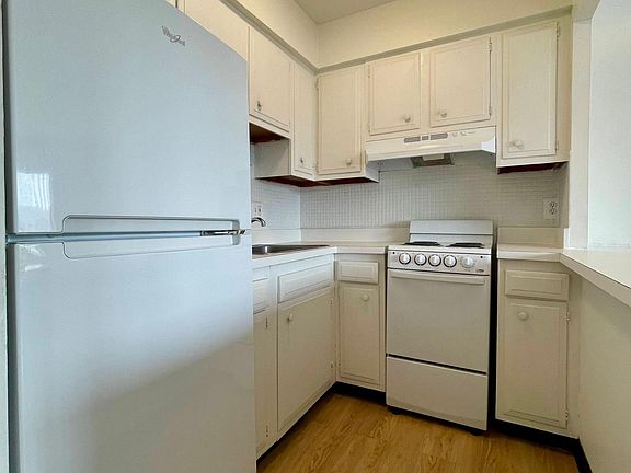 4th image of 4020 Lindell Blvd #37